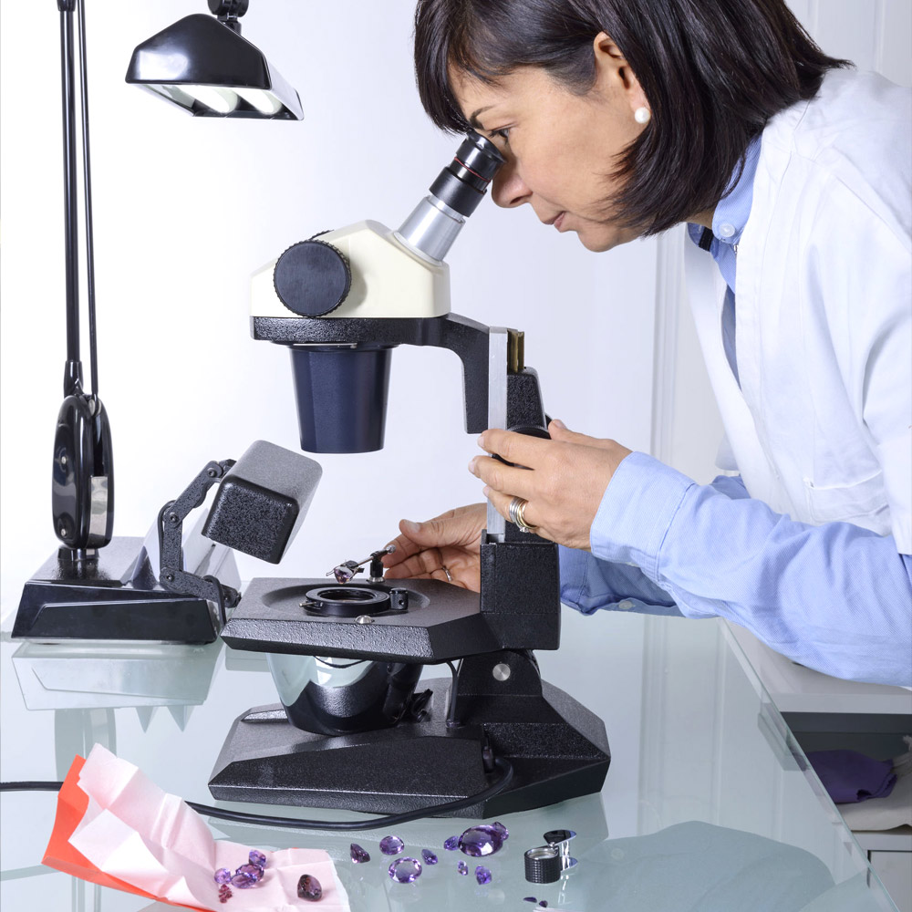 Diamantgutachter und Gemmologen bewerten fachgerecht und seriös